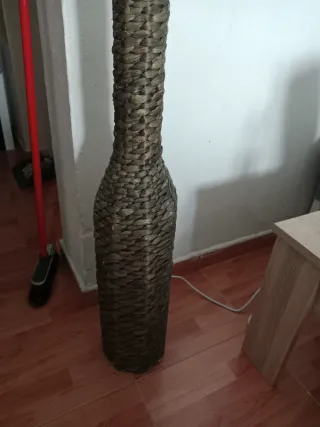 Florero de mimbre alto