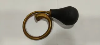 Bocina antigua de metal