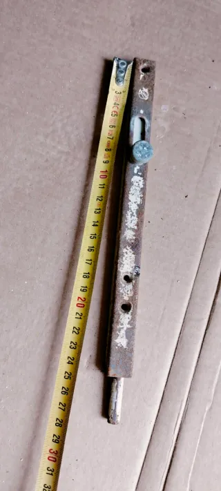 Chiavistello antico in metallo