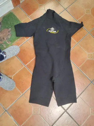 Equipo de buceo: traje, aletas y escarpines