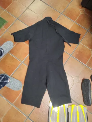 Equipo de buceo: traje, aletas y escarpines