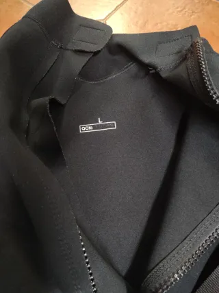 Equipo de buceo: traje, aletas y escarpines