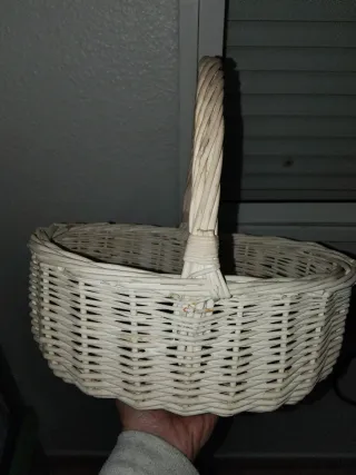 Canasto de mimbre blanco con asa