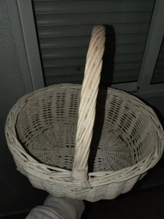 Canasto de mimbre blanco con asa