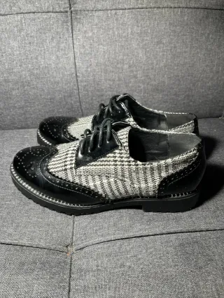 Scarpe brogue Zizù la Femme nere e bianche