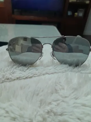 Gafas de sol aviador plateadas y negras.