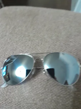 Gafas de sol aviador plateadas y negras.