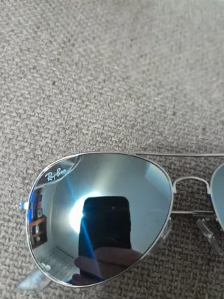 Gafas de sol aviador plateadas y negras.