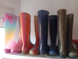 Botas de agua multicolor y rosas. Son 4 pares