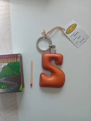 Llavero de piel letra S