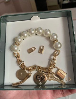 Conjunto Guess: Pulsera y Pendientes Dorados
