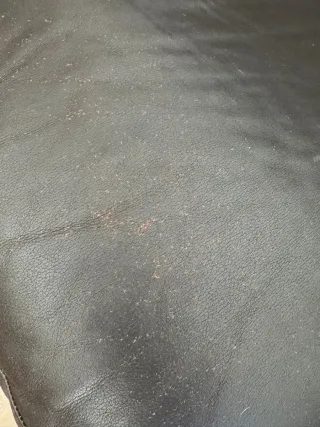 Sofá de piel marrón oscuro