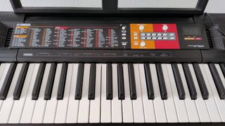 Teclado Yamaha F51 con pie y Auriculares