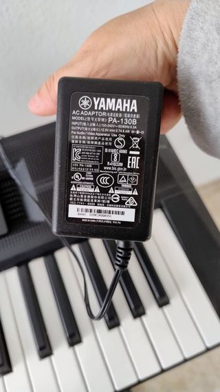 Teclado Yamaha F51 con pie y Auriculares