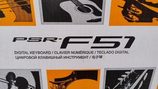 Teclado Yamaha F51 con pie y Auriculares