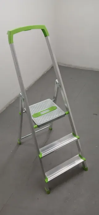 Escalera de aluminio con 3 peldaños.