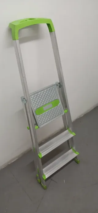 Escalera de aluminio con 3 peldaños.