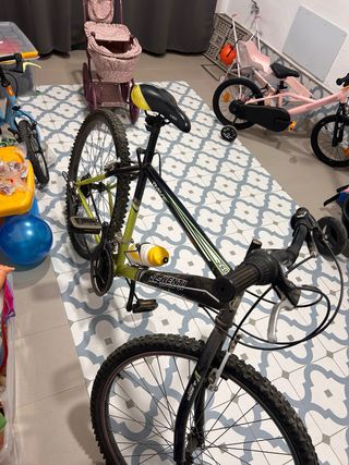 Bicicleta de montaña negra y verde