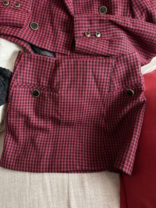 Conjunto blazer y falda cuadros rojo