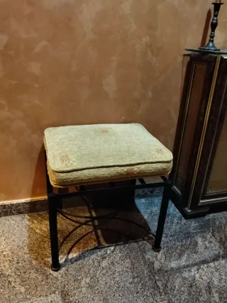 Taburete forja y tela beige