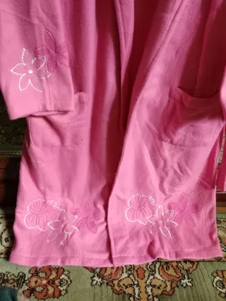 Bata rosa polar con flores bordadas. Sin estrenar