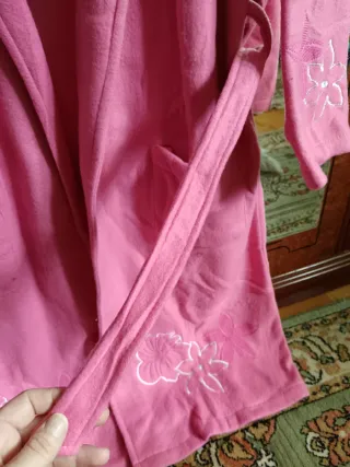 Bata rosa polar con flores bordadas. Sin estrenar