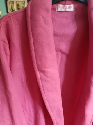 Bata rosa polar con flores bordadas. Sin estrenar