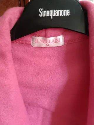 Bata rosa polar con flores bordadas. Sin estrenar