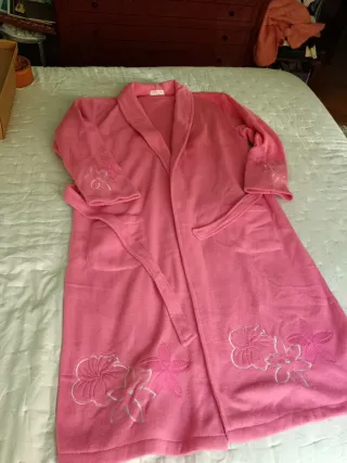 Bata rosa polar con flores bordadas. Sin estrenar