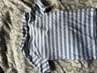 Camiseta corta de rayas azules y blancas