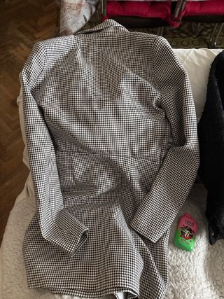 Vestido gris y blanco con estampado