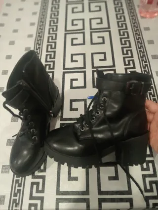 Botas negras de cordones y botas de piel auténtica