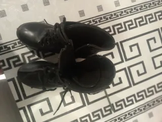 Botas negras de cordones y botas de piel auténtica