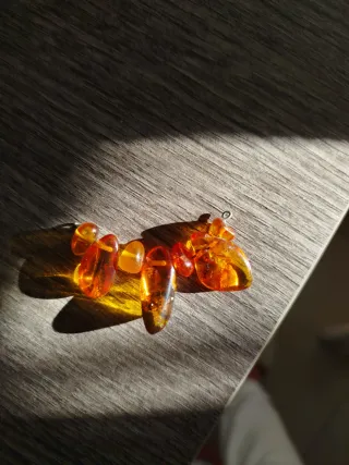 Ambra naturale sul filo di ferro