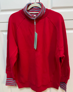 Sudadera roja con cuello alto a rayas