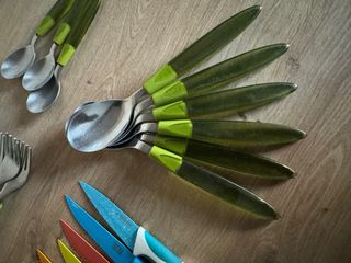 Lote de cubiertos de colores