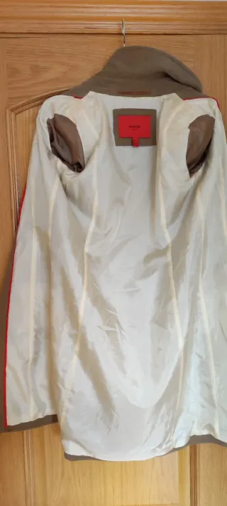 Abrigo mujer Mango marrón con detalles dorados