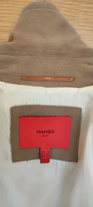 Abrigo mujer Mango marrón con detalles dorados