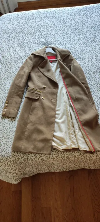 Abrigo mujer Mango marrón con detalles dorados