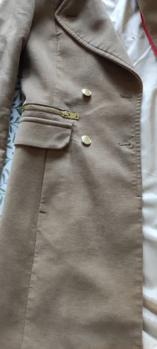 Abrigo mujer Mango marrón con detalles dorados