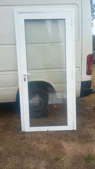 Puerta de aluminio con cristal
