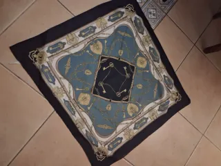 Pañuelo señora diseño cadenas y llaves