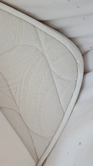 Cuna de bebé de madera + colchón