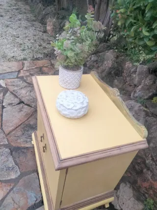 Mesita Noche Antigua Amarilla