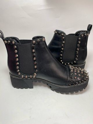Botas negras con tachuelas y clavos