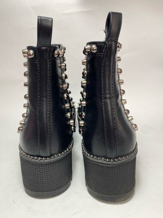 Botas negras con tachuelas y clavos