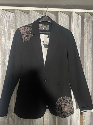 Americana Desigual Negra con Detalles