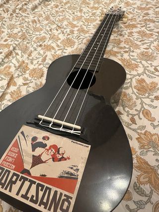 Ukelele negro con funda Rochester