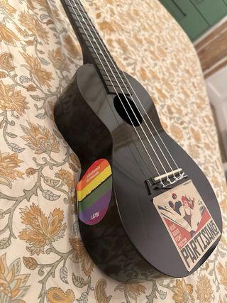 Ukelele negro con funda Rochester