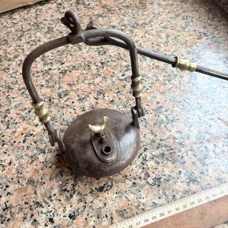 Lámpara de aceite antigua con gancho candil minero